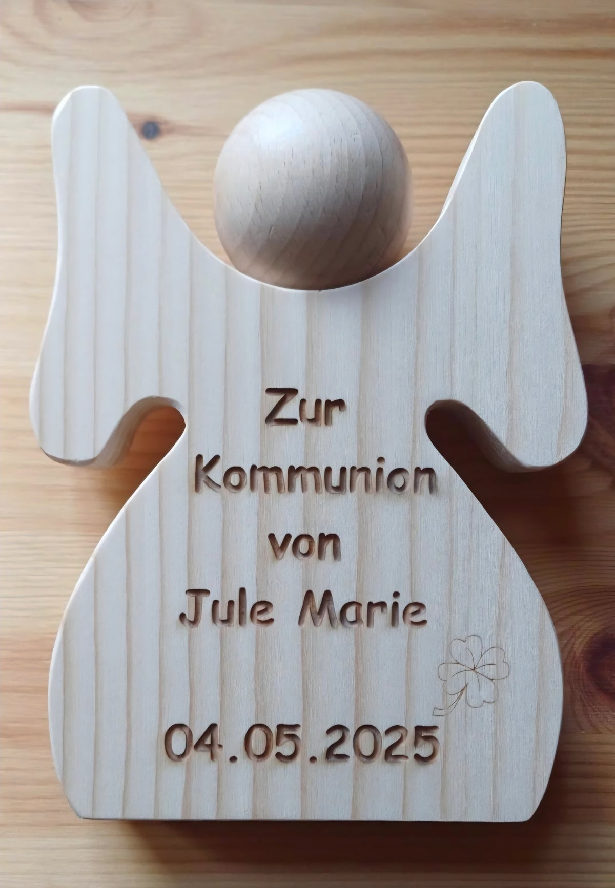 Handgefertigter Schutzengel aus Holz mit individueller Gravur als persönliches Geschenk.
Engel mit Gravur zur Kommunion, Name und Datum