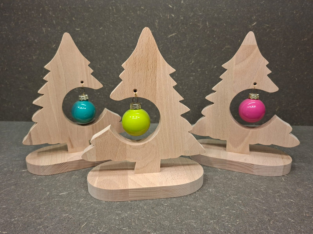Handgefertigter Weihnachtsbaum aus Buche-Leimholz mit farbiger Christbaumkugel.