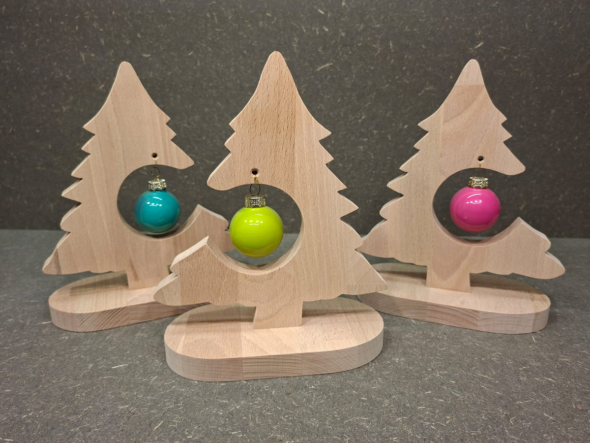 Handgefertigter Weihnachtsbaum aus Buche-Leimholz mit farbiger Christbaumkugel.