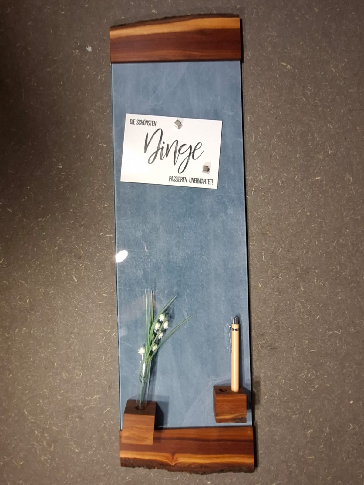 Grüne Glas-Magnettafel mit geöltem Zwetschgenholz inklusive 3 Magnete, Kugelschreiberhalter mit Stift und Vasen-Set.