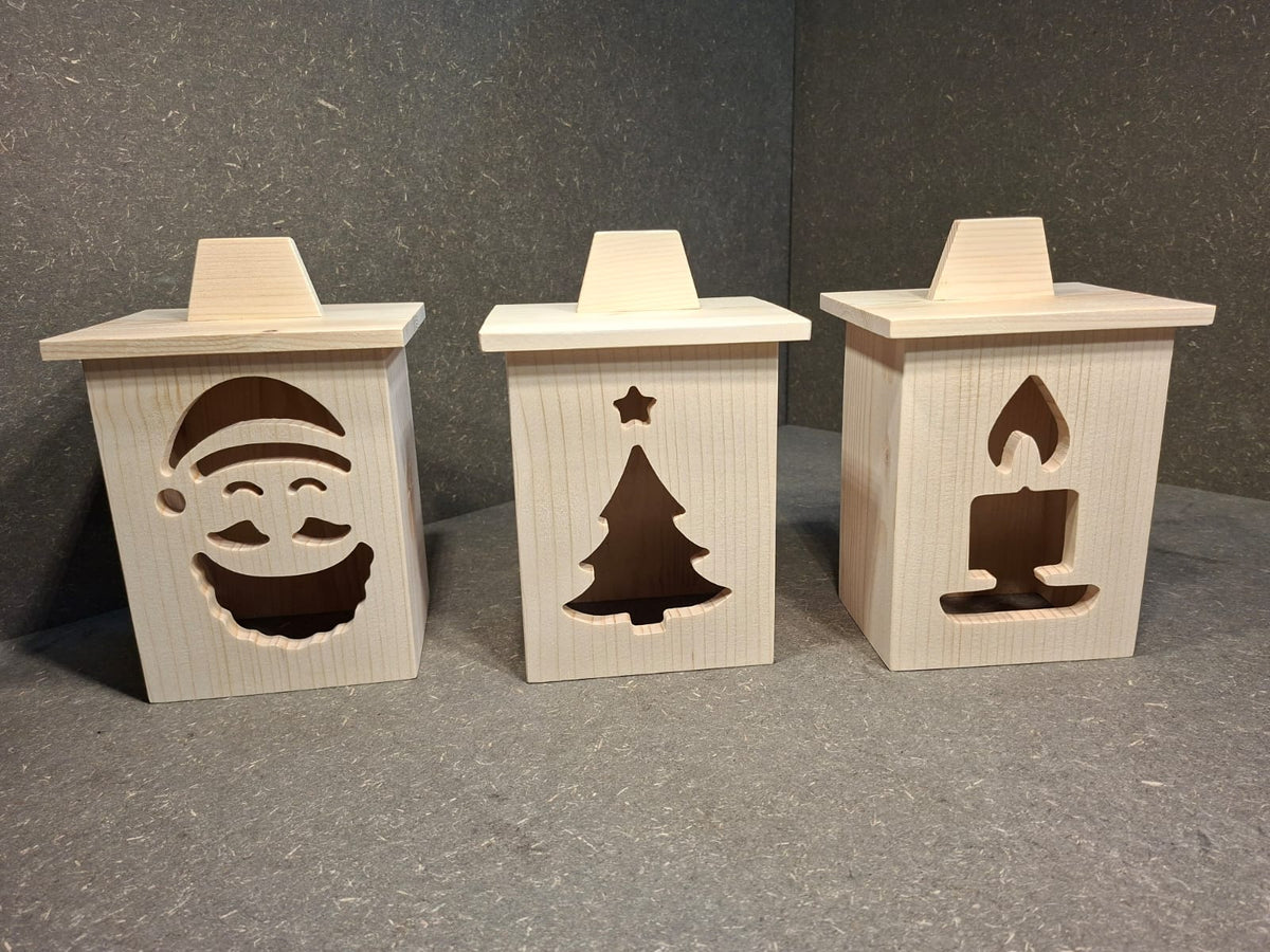 Drei handgefertigte LED-Weihnachtslaternen aus hellem Holz mit ausgesägten Motiven Weihnachtsmann, Tannenbaum und Kerze.