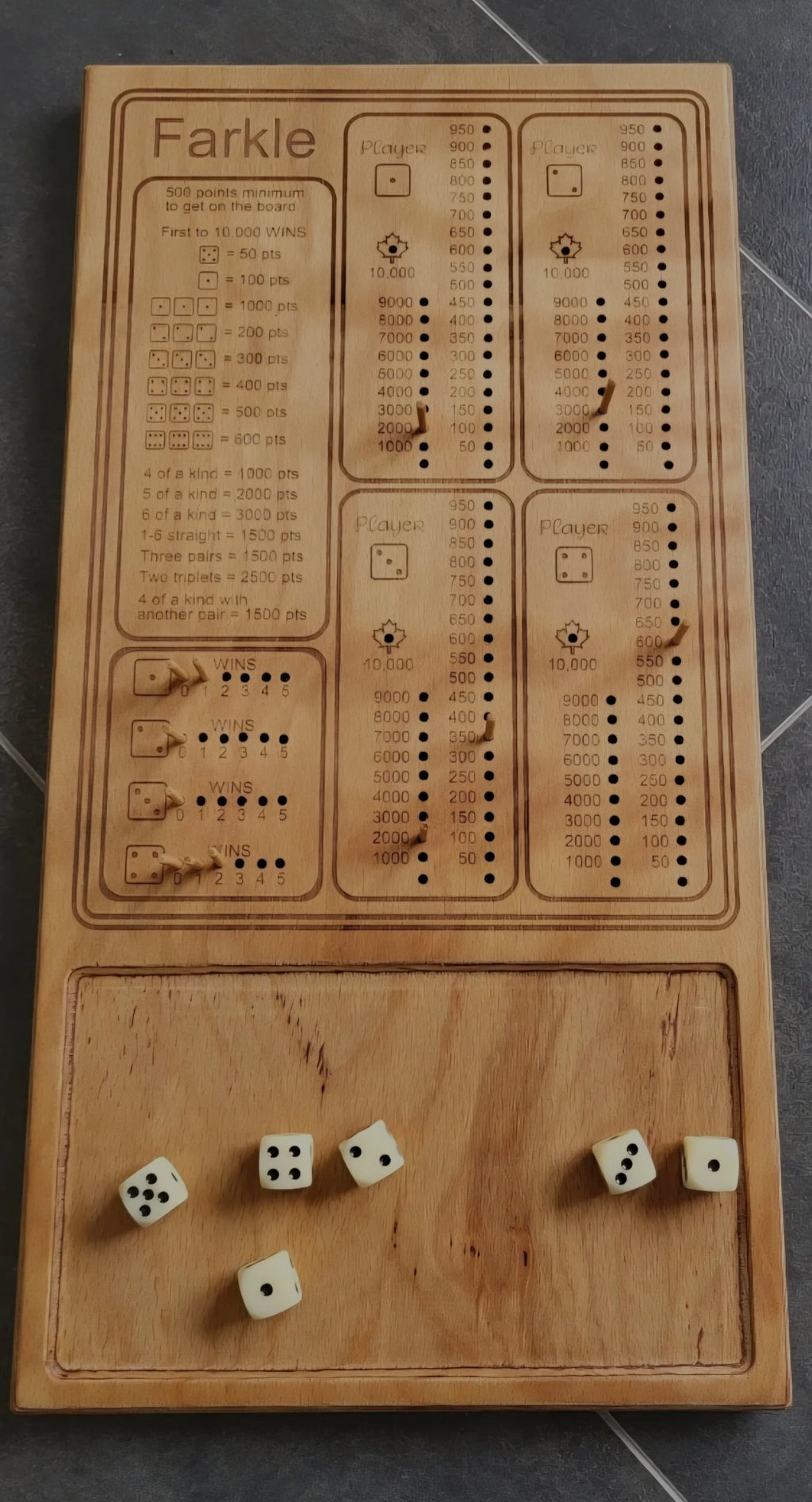 Handgefertigtes Farkle Würfelspiel aus Buche-Multiplex mit Würfeln und Holzstäbchen.