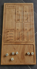 Handgefertigtes Farkle Würfelspiel aus Buche-Multiplex mit Würfeln und Holzstäbchen.