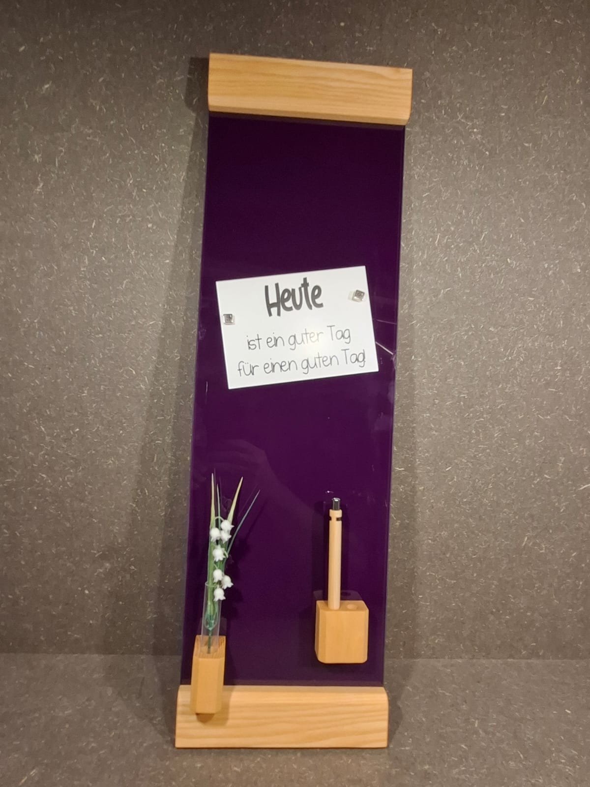 Glas-Magnettafel Violett mit Eschenholz – handgefertigte Magnettafel aus dem Schwarzwald