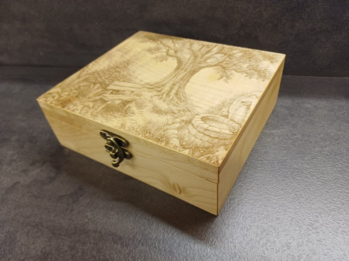 Handgefertigte Holzkiste aus heimischen Hölzern mit Klappdeckel, Metallverschluss und Wunschgravur.
