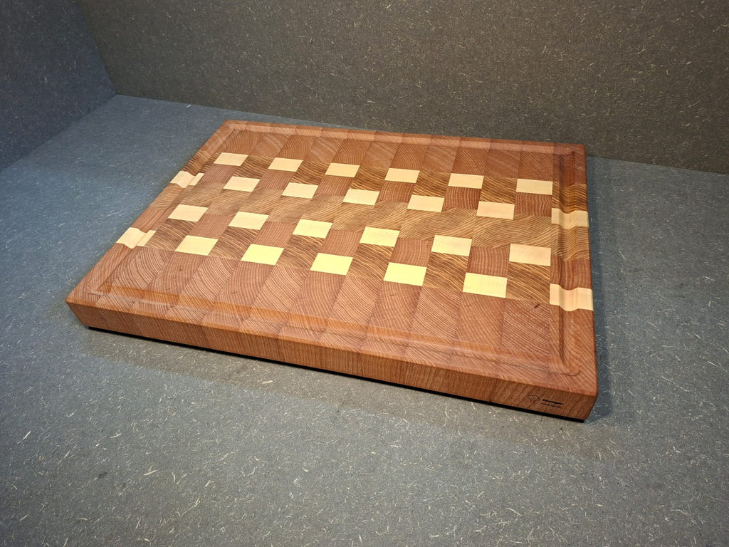 Handgefertigtes Stirnholz-Schneidebrett aus Esche, Buche und Ahorn mit Halter aus geölter Esche.