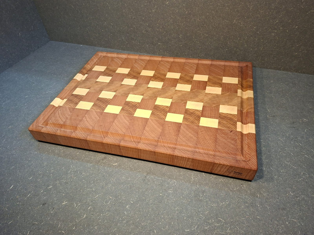 Handgefertigtes Stirnholz-Schneidebrett aus Esche, Buche und Ahorn mit Halter aus geölter Esche.