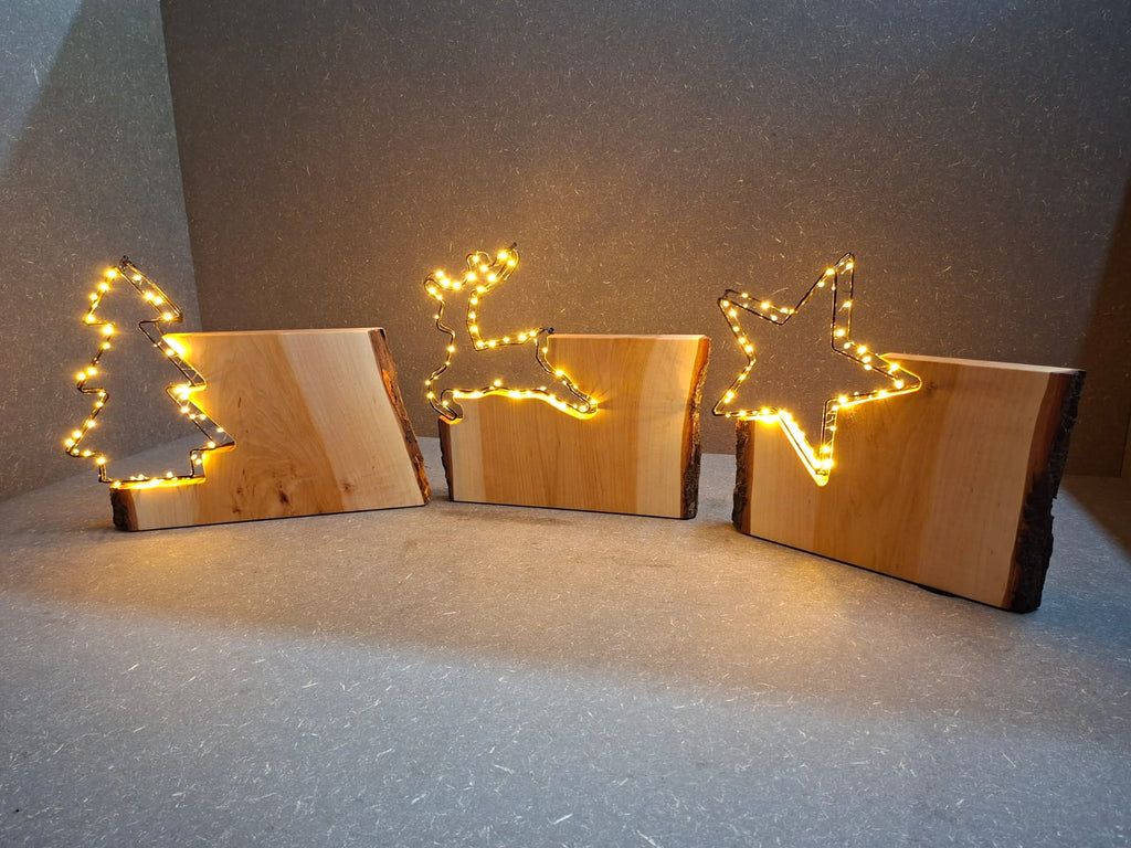 Handgefertigte LED-Weihnachtsdeko aus geöltem Erlenholz mit leuchtendem Tannenbaum, Rentier und Stern.